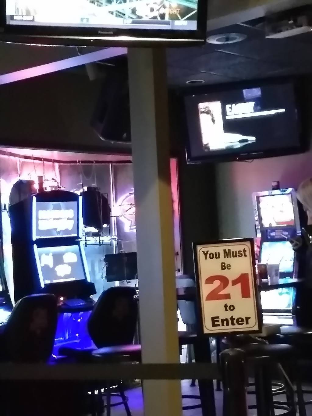 Caps Sports Bar & Grill | restaurant | 347 St Charles Rd, Villa Park, IL 60181, USA | 6302790005 OR +1 630-279-0005