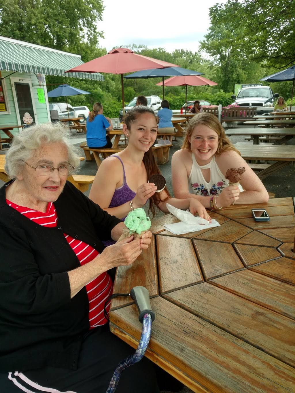 Sugar Loaf Frostee | restaurant | 116 Amherst Rd, Sunderland, MA 01375, USA | 4136657585 OR +1 413-665-7585