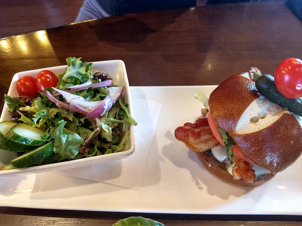 Arthurs Pub | restaurant | 930 Burnham St, Cobourg, ON K9A 2X9, Canada | 9053729940 OR +1 905-372-9940