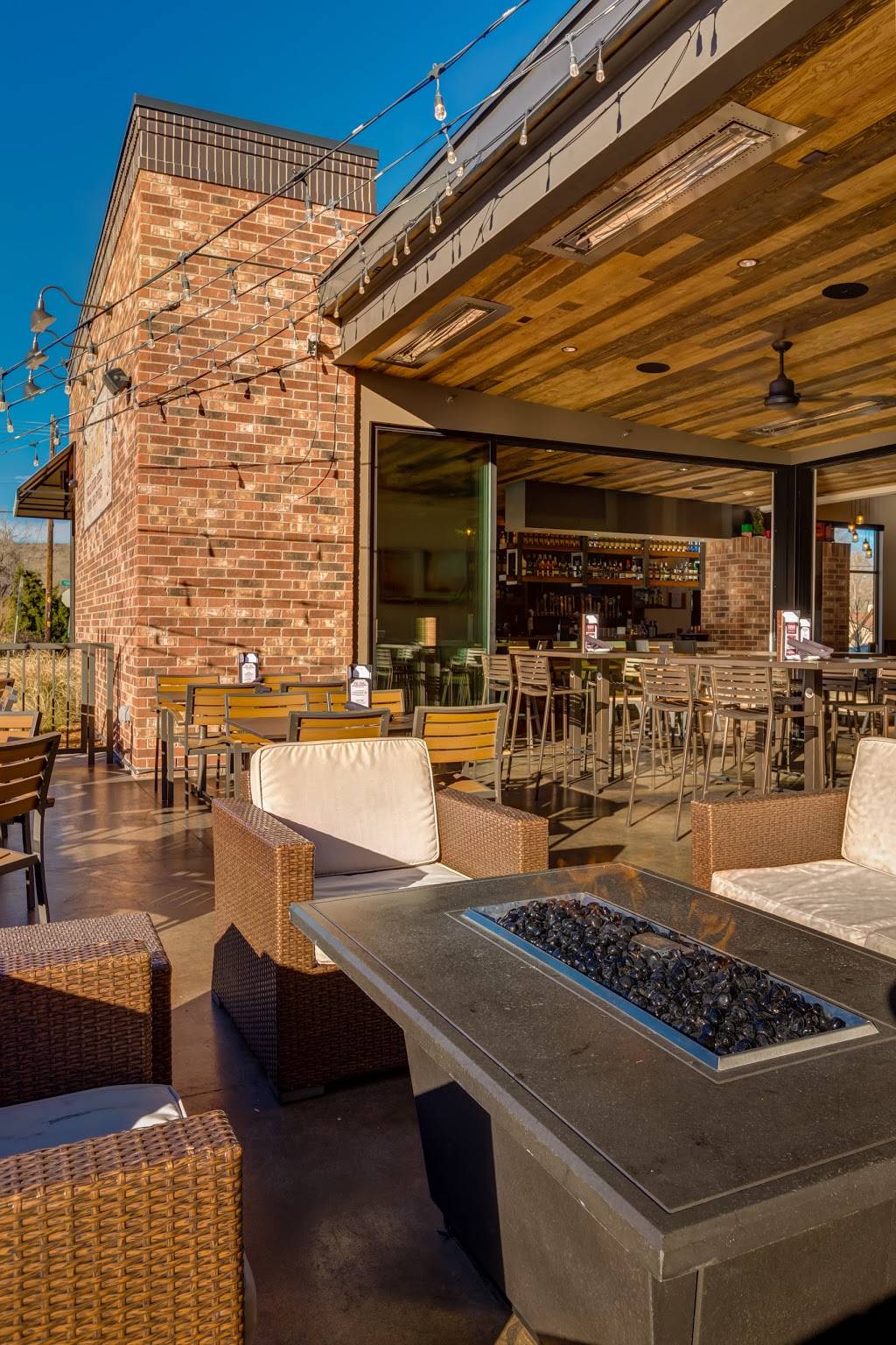 Abruscis Fire & Vine | restaurant | 2200 Youngfield St, Lakewood, CO 80215, USA | 3032322424 OR +1 303-232-2424