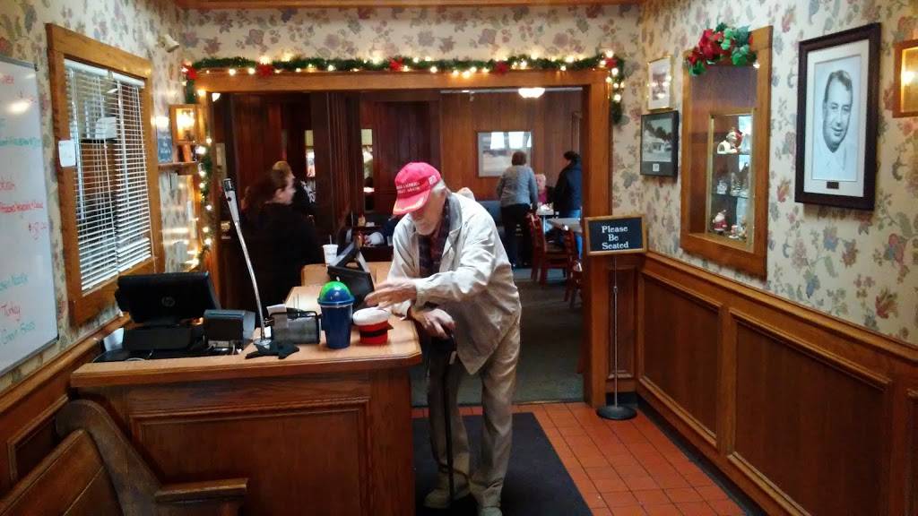 Halls State St Prime Rib | restaurant | 2005 E State Blvd, Fort Wayne, IN 46805, USA | 2604830597 OR +1 260-483-0597