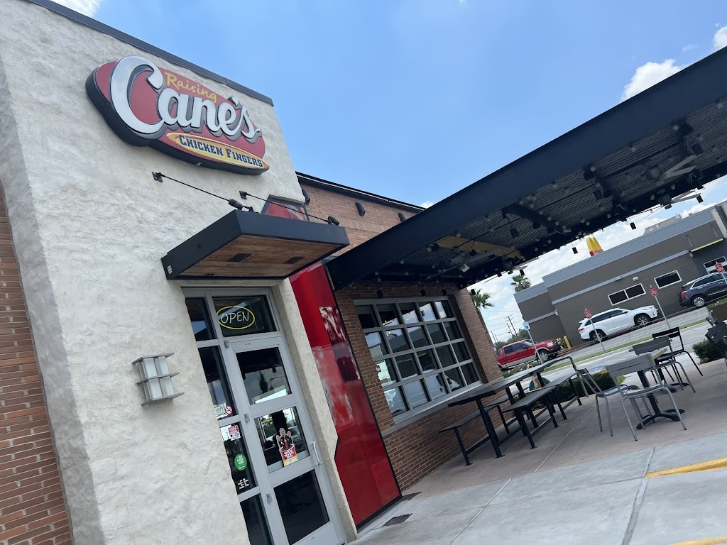 Raising Canes Chicken Fingers | restaurant | 2120 S 77 Sunshine Strip, Harlingen, TX 78550, USA | 9564408719 OR +1 956-440-8719