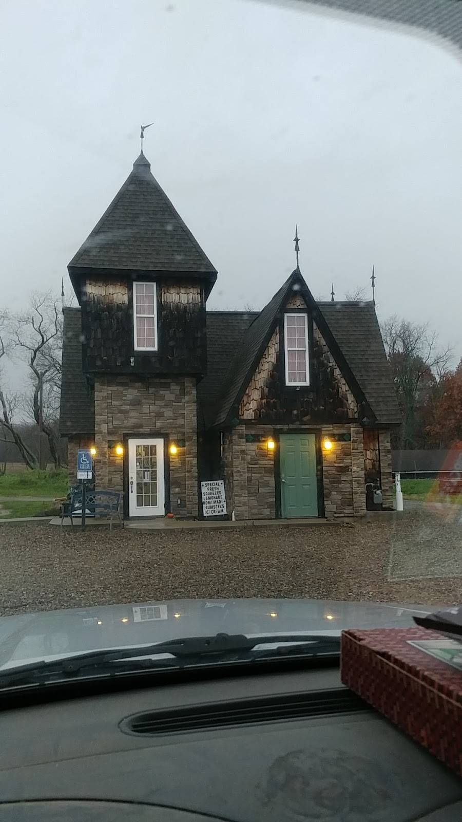 Lionsgate Pizza, Ice Cream & Deli | restaurant | 3355 S Columbus Rd, Wooster, OH 44691, USA | 3303478773 OR +1 330-347-8773