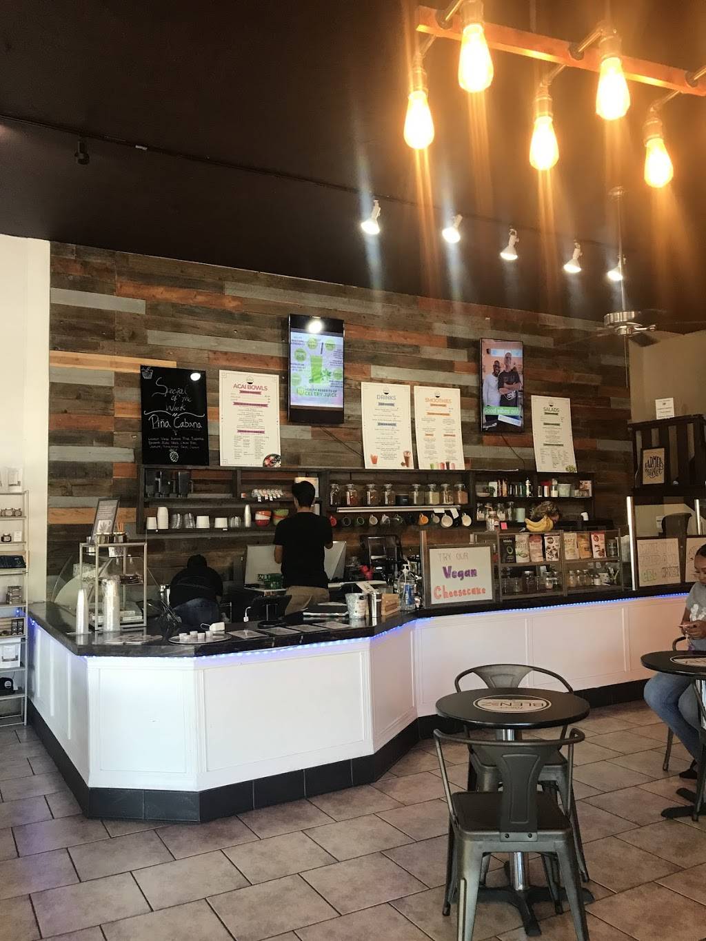 Tower Blendz | night club | 802 E Olive Ave, Fresno, CA 93728, USA | 5596339895 OR +1 559-633-9895