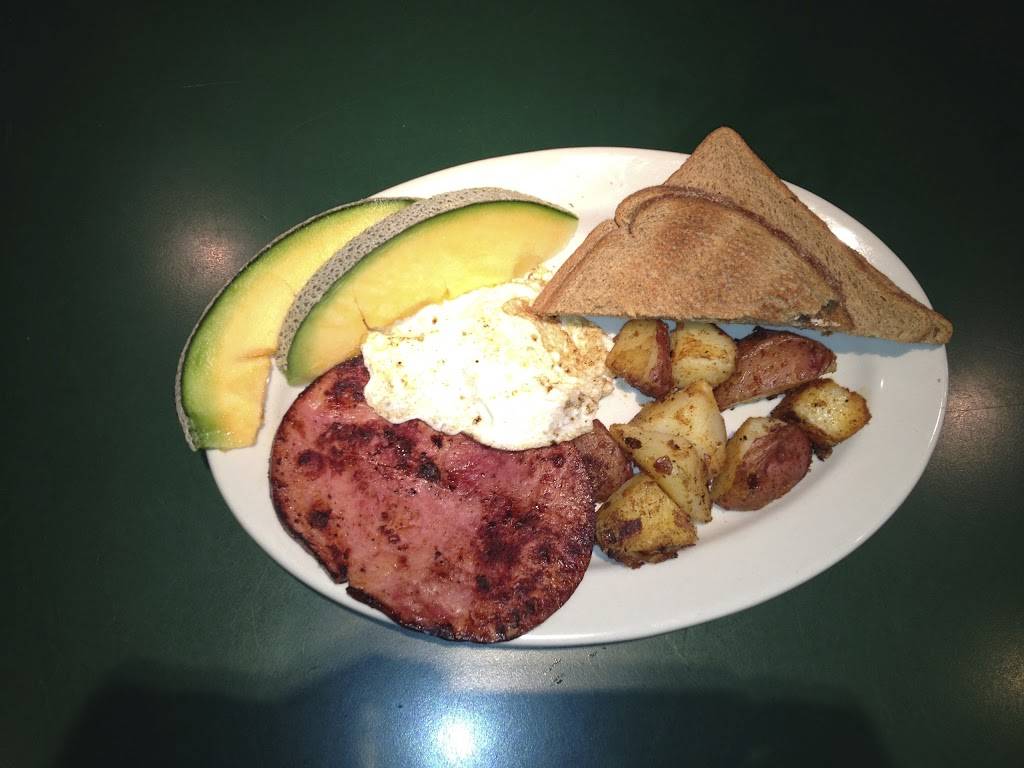 Touchies Shamrock Pub | restaurant | 501 E 8th St, Boston, MA 02127, USA | 6172680007 OR +1 617-268-0007