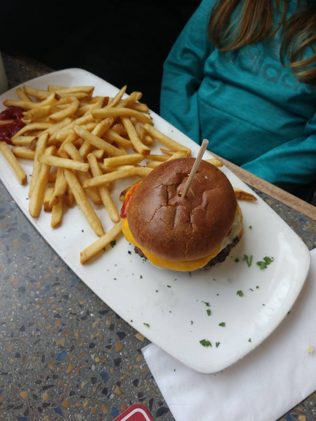 Bostons Restaurant & Sports Bar | restaurant | 3324 Owen Rd, Fenton, MI 48430, USA | 8107505800 OR +1 810-750-5800