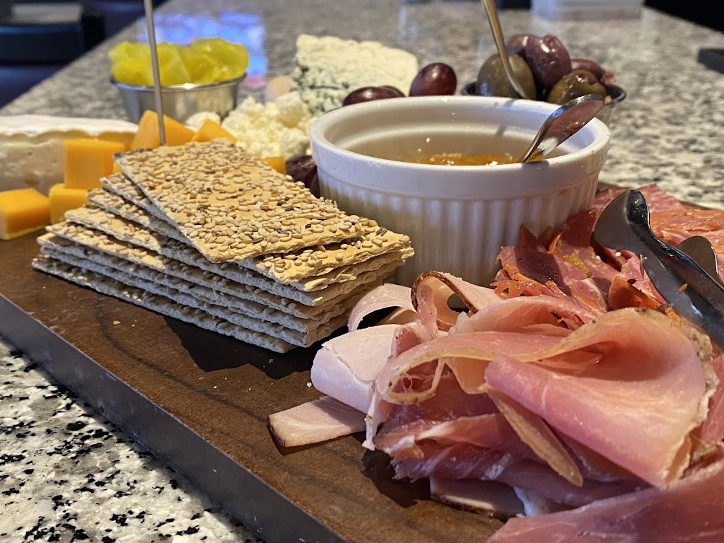 AvaLenas Bar + Grill | restaurant | 36 Milliston Rd, Millis, MA 02054, USA | 7745820233 OR +1 774-582-0233