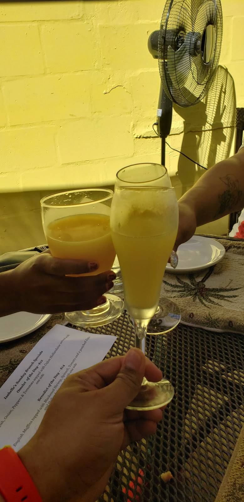 Isabelles | restaurant | 2937 Beach Blvd S, Gulfport, FL 33707, USA | 7273469803 OR +1 727-346-9803