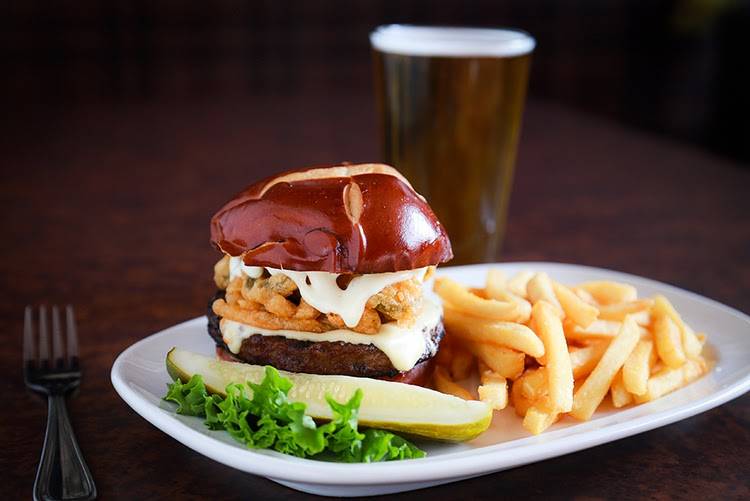 MAHONEYS RESTAURANT & BAR | restaurant | 30 Wisconsin St, Oshkosh, WI 54901, USA | 9202303737 OR +1 920-230-3737