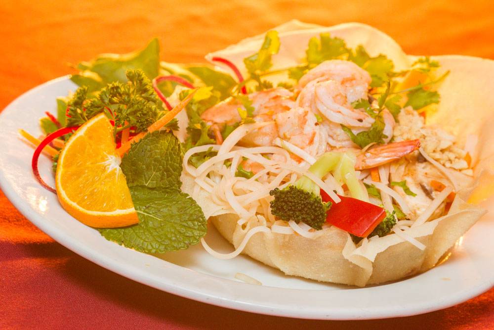 Chez Linh | restaurant | 900 Rue King Ouest, Sherbrooke, QC J1H 1S2, Canada | 8195657071 OR +1 819-565-7071