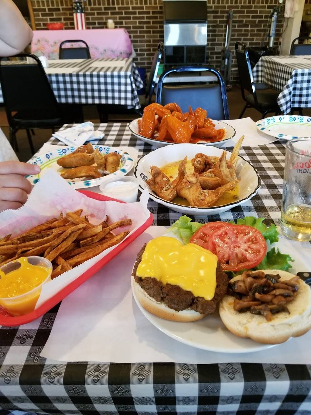 Bears Inn | restaurant | 710 Hite Rd, Harwick, PA 15049, USA | 7242748294 OR +1 724-274-8294