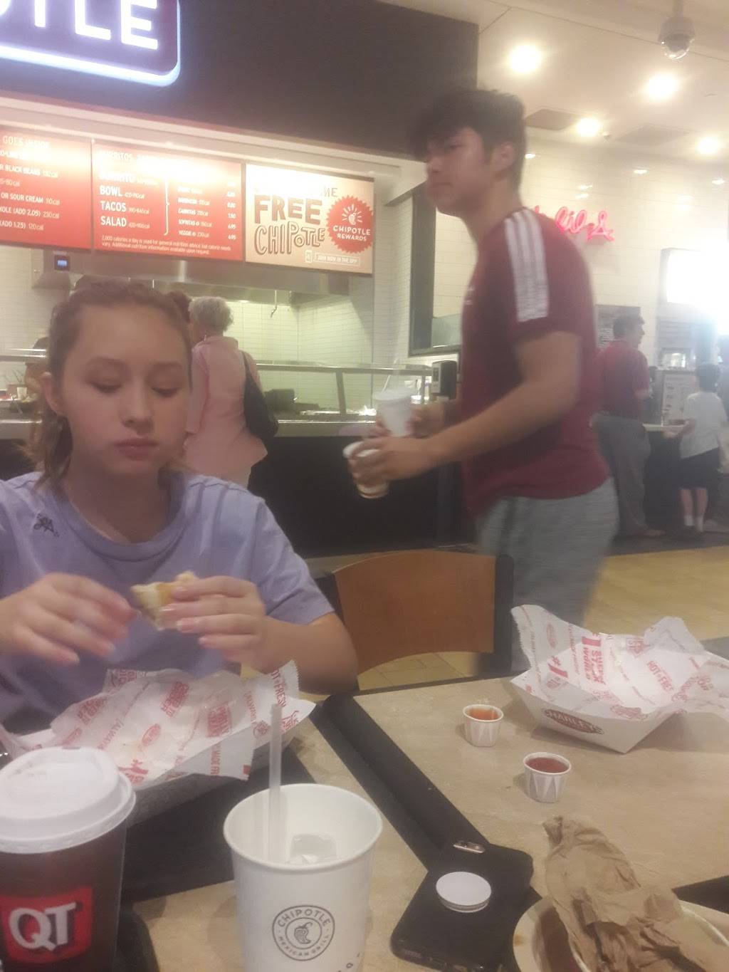 Chipotle Mexican Grill | restaurant | 80 W County Center Ste 10, Des Peres, MO 63131, USA | 3146772010 OR +1 314-677-2010