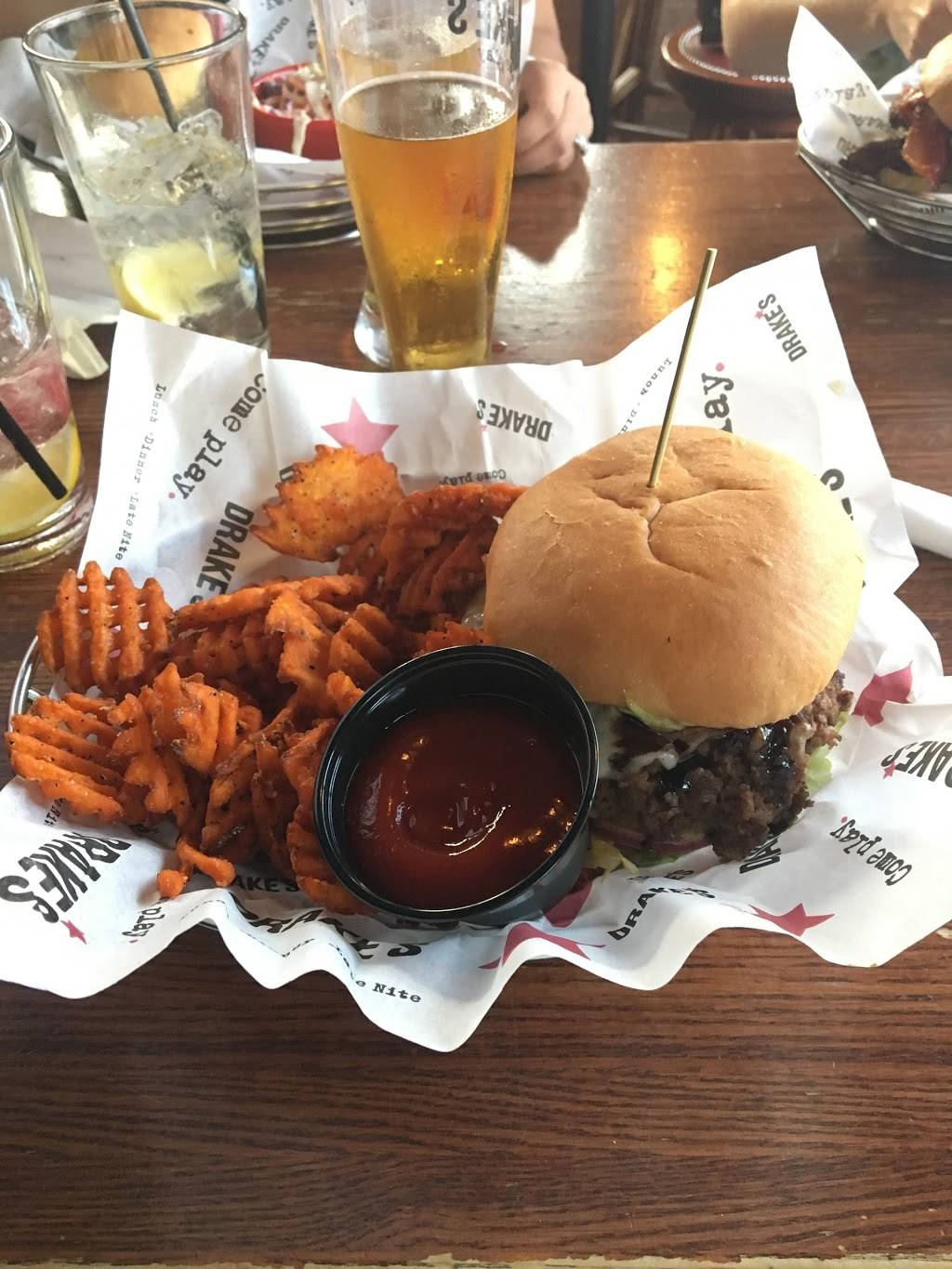 Drakes | restaurant | 3347 Tates Creek Rd, Lexington, KY 40502, USA | 8593356500 OR +1 859-335-6500