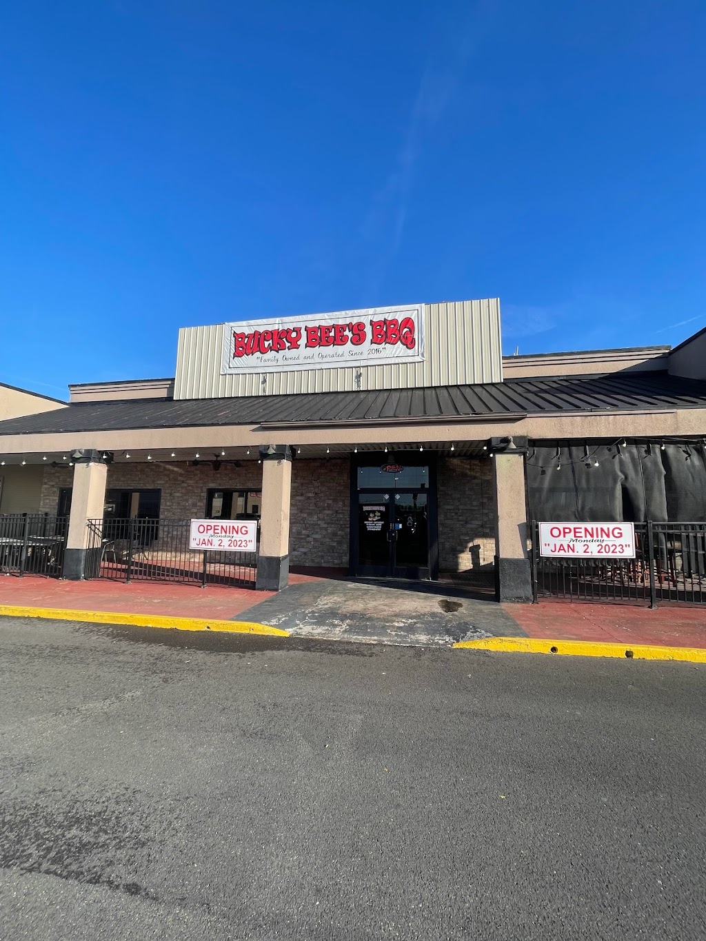Bucky Bees BBQ of Glasgow | restaurant | 205 N L Rogers Wells Blvd, Glasgow, KY 42141, USA | 2706296707 OR +1 270-629-6707