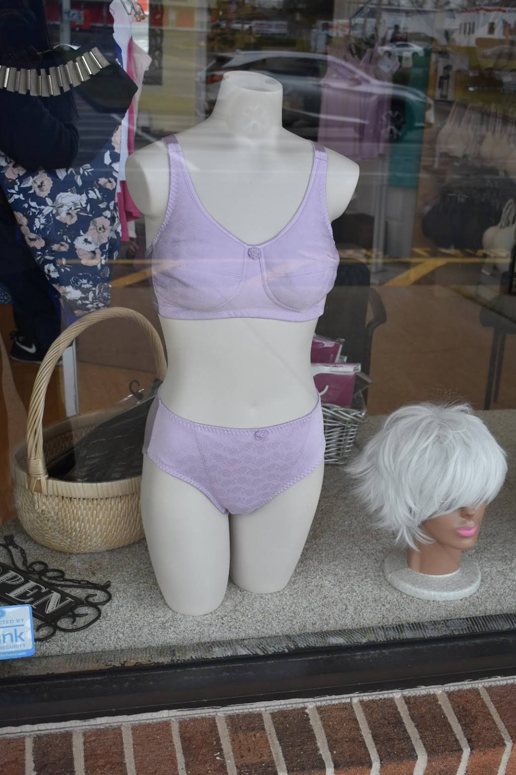 Saxon-Kent Boutique | restaurant | 185 Boston Post Rd, Orange, CT 06477, USA | 2037953682 OR +1 203-795-3682