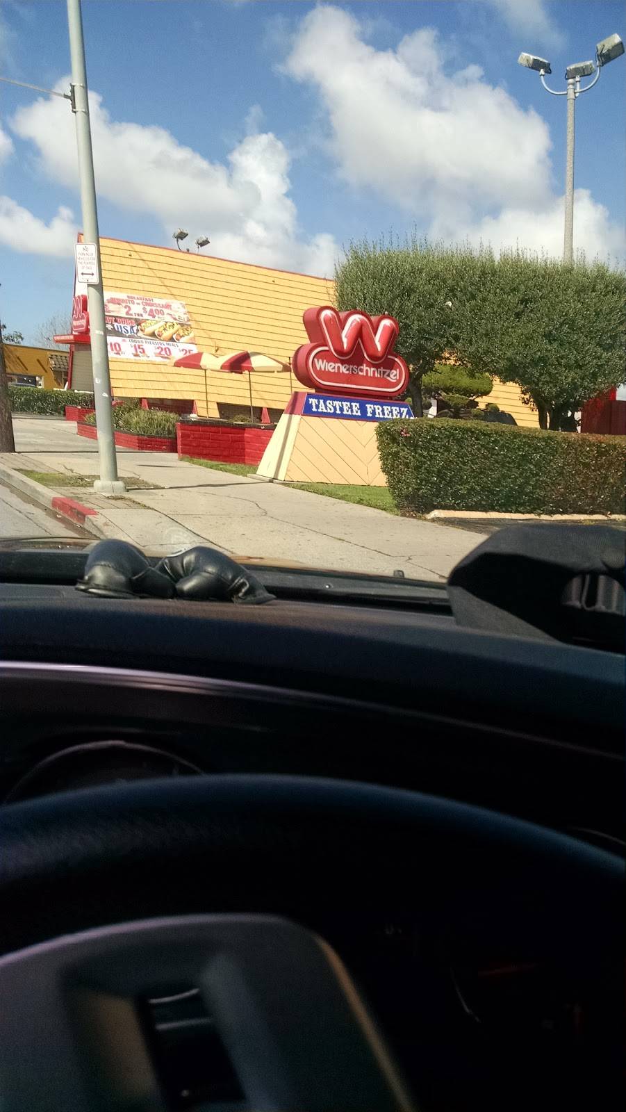 Wienerschnitzel | restaurant | 711 E Alisal St, Salinas, CA 93905, USA | 8314249999 OR +1 831-424-9999