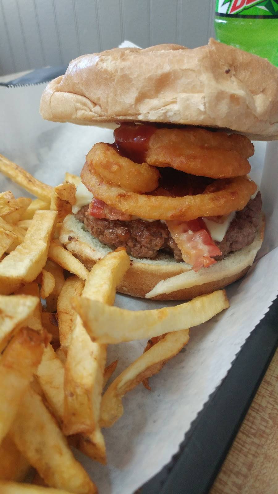 Famous Village Pizza | restaurant | 116 Main St, Pembroke, NH 03275, USA | 6034858940 OR +1 603-485-8940