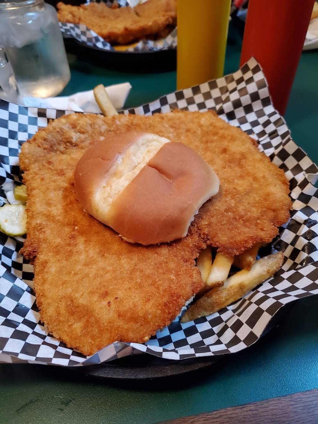 Flos On Pulaski | restaurant | 1309 Pulaski St, Peru, IL 61354, USA | 8152239791 OR +1 815-223-9791