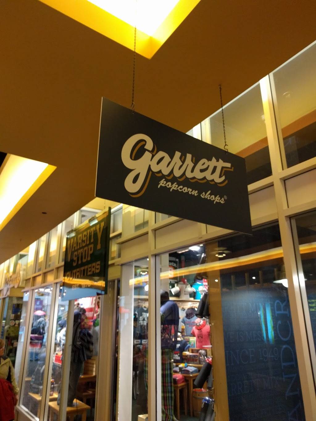 Garrett Popcorn Shops | meal takeaway | 600 E Grand Ave, Chicago, IL 60611, USA | 8884767267 OR +1 888-476-7267