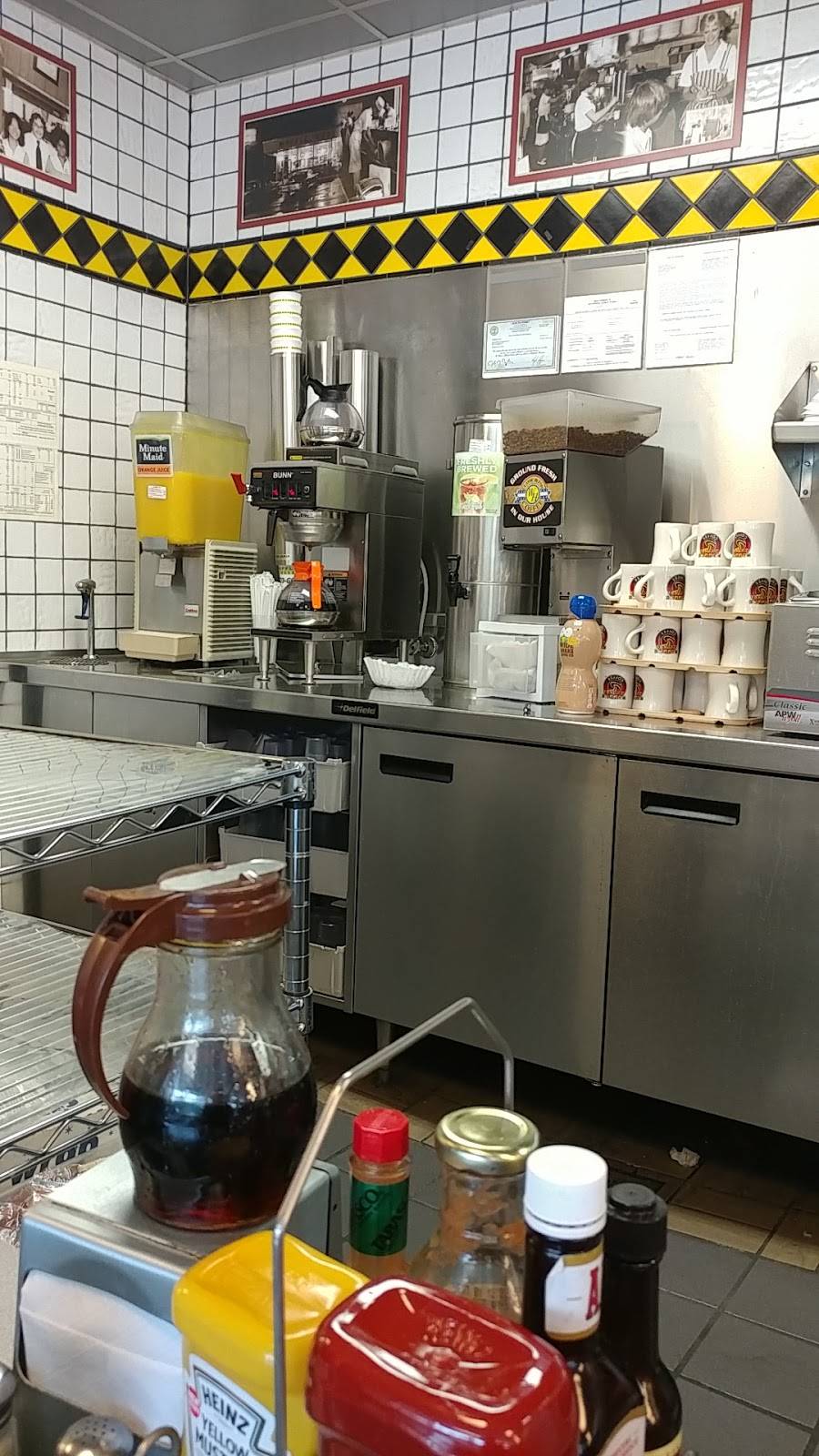 Waffle House | meal takeaway | 643 S TN-92, Dandridge, TN 37725, USA | 8653978219 OR +1 865-397-8219