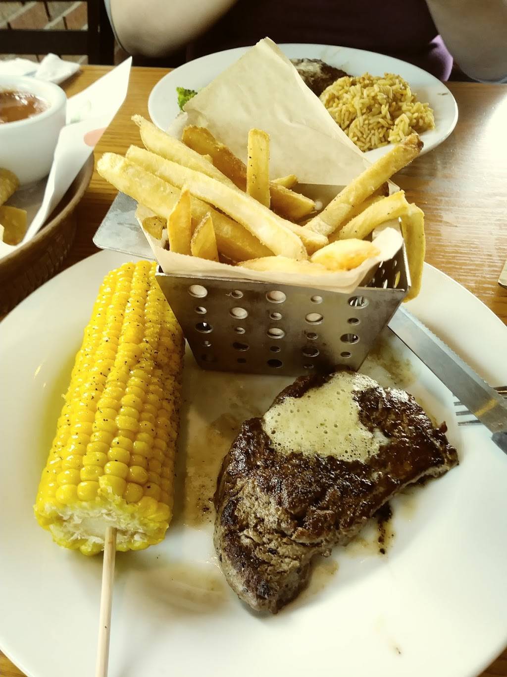 Chilis Grill & Bar | meal takeaway | 3579 Grand Oaks, Corona, CA 92881, USA | 9517347275 OR +1 951-734-7275