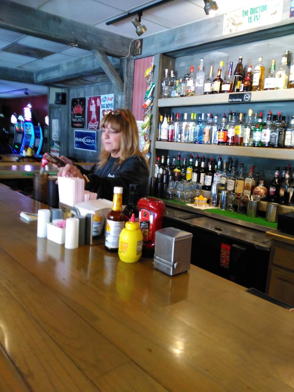 Magnums Bar and Grill | restaurant | 407 E Main St, East Alton, IL 62024, USA | 6182593794 OR +1 618-259-3794