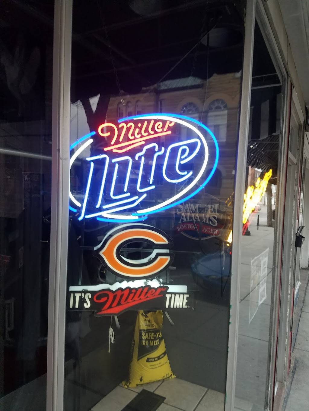 Champs Bar & Grill | restaurant | 611 Monroe Ave, Charleston, IL 61920, USA | 2175084022 OR +1 217-508-4022