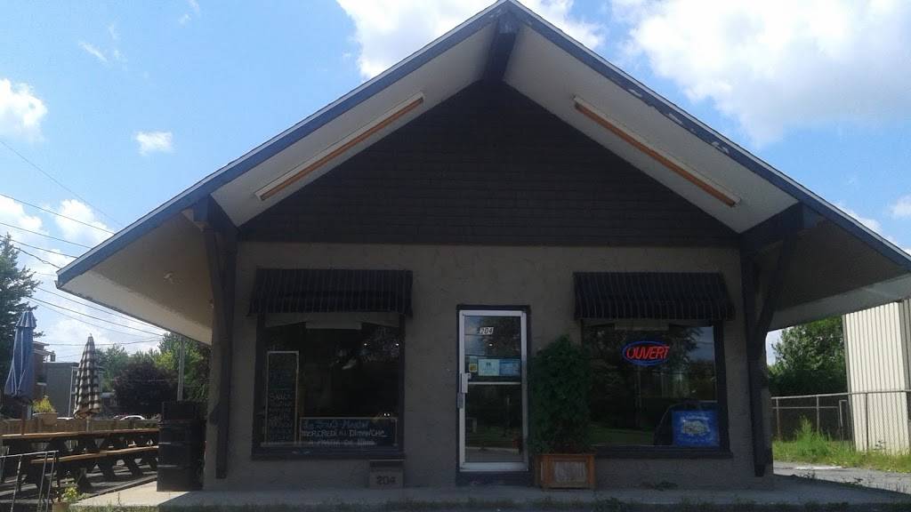 Le Sous-Marin | restaurant | 204 Rue Jacques-Cartier S, Saint-Jean-sur-Richelieu, QC J3B 4J2, Canada | 4503467496 OR +1 450-346-7496