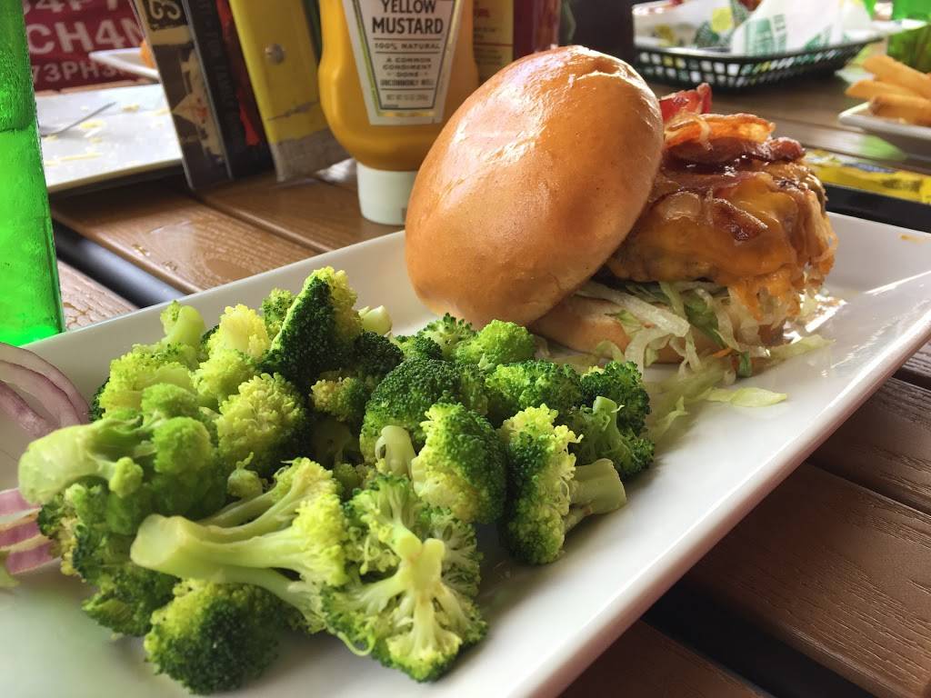 Quaker Steak & Lube | restaurant | 101 Chestnut Ave, Sharon, PA 16146, USA | 7249819464 OR +1 724-981-9464