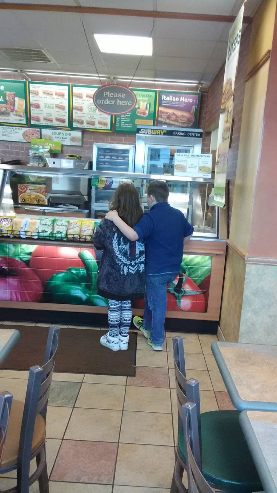 Subway | restaurant | 927 N W Ave, Jackson, MI 49202, USA | 5177889696 OR +1 517-788-9696