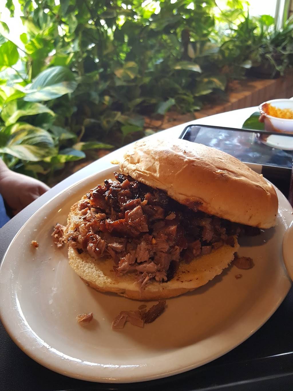 Hoots Smokehouse | restaurant | 7648 Canal St suite b, Houston, TX 77012, USA | 8324910556 OR +1 832-491-0556