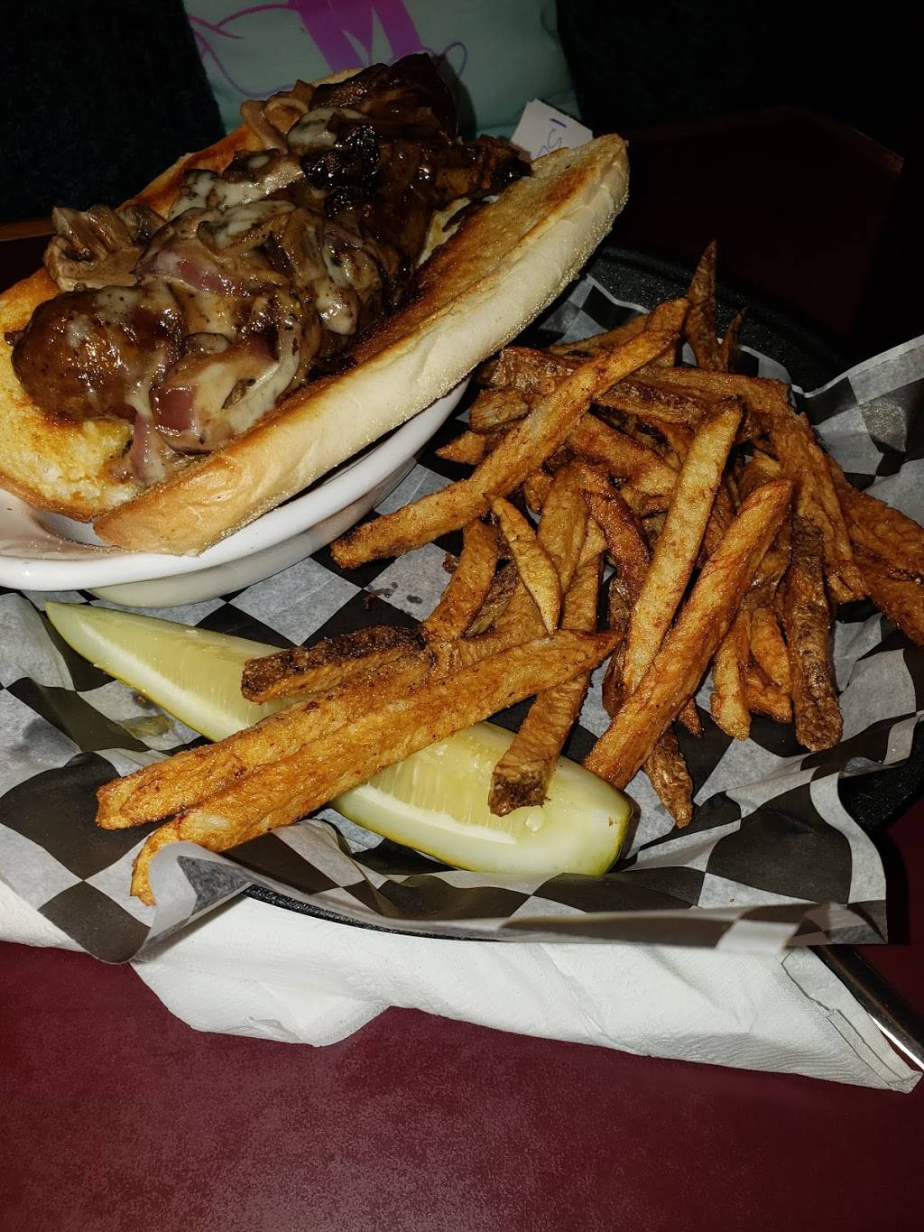 Gavins Grill | restaurant | 110 S Broadway St, New Philadelphia, OH 44663, USA | 3303432490 OR +1 330-343-2490