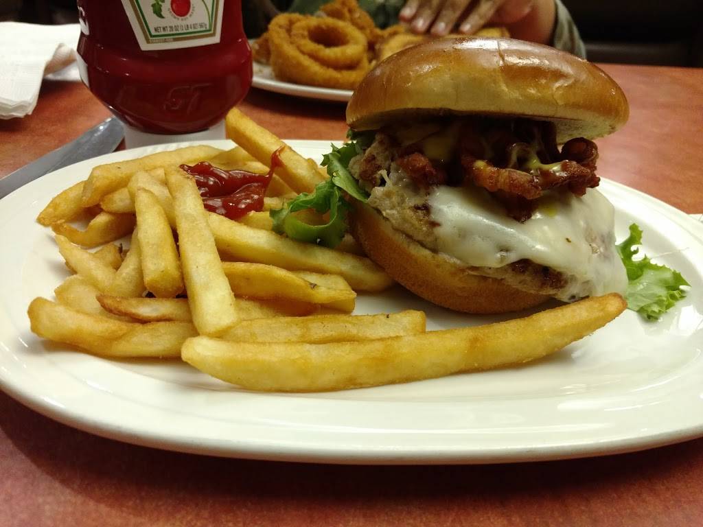 Friendlys | restaurant | Whitney Memorial Hwy, 3075 NY-50, Saratoga Springs, NY 12866, USA | 5185831598 OR +1 518-583-1598