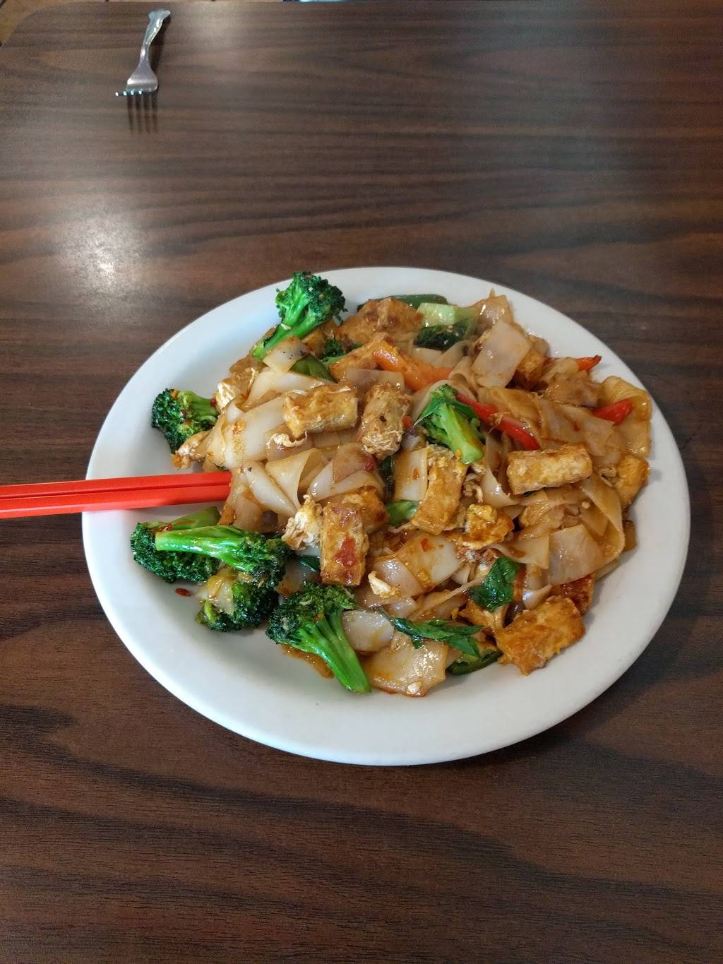 Lucky House Thai Cuisine | restaurant | 2140 University Ave, Berkeley, CA 94704, USA | 5108418900 OR +1 510-841-8900