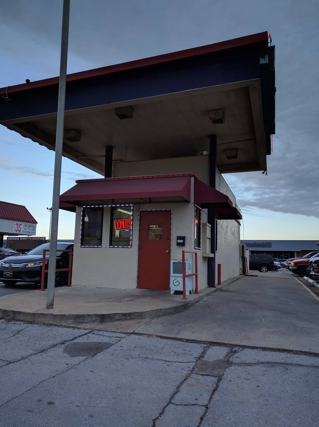 Hot Donuts | restaurant | 2211 Singleton Blvd, Dallas, TX 75212, USA | 2146814137 OR +1 214-681-4137