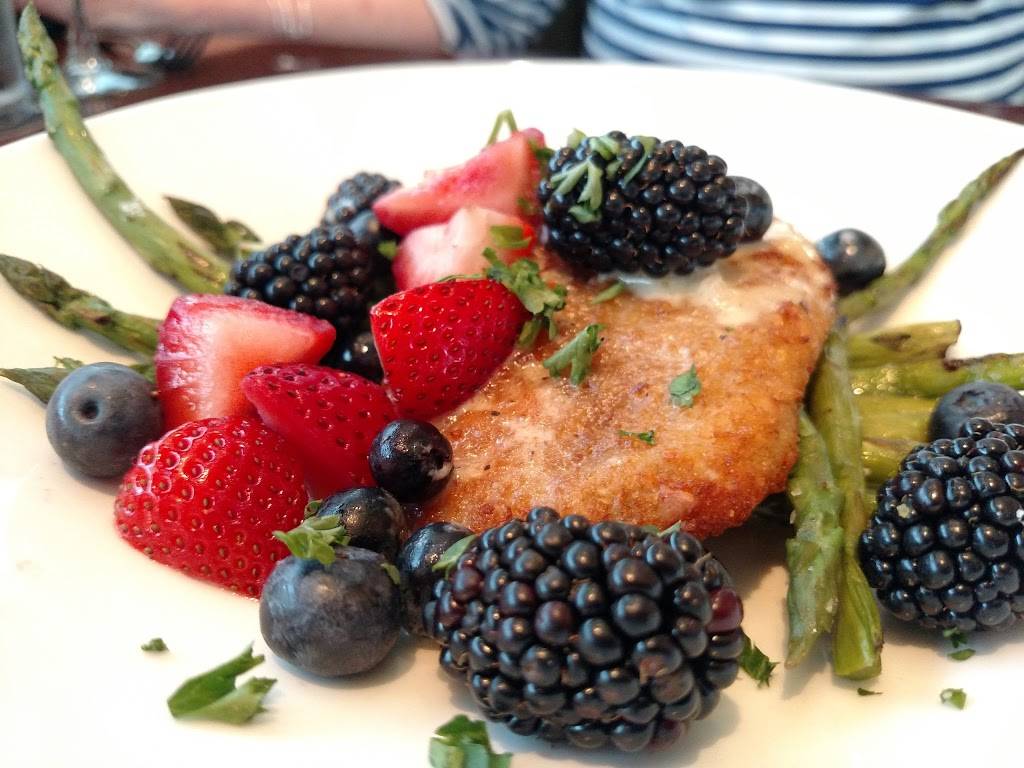 Houlihans | restaurant | 1900 S 1st St, Champaign, IL 61820, USA | 2178195005 OR +1 217-819-5005