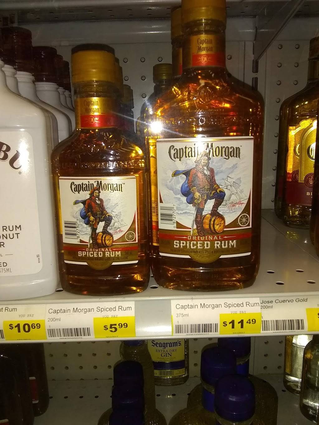 Superior Discount Liquors | restaurant | 130 S Military Ave, Green Bay, WI 54303, USA | 9204977401 OR +1 920-497-7401