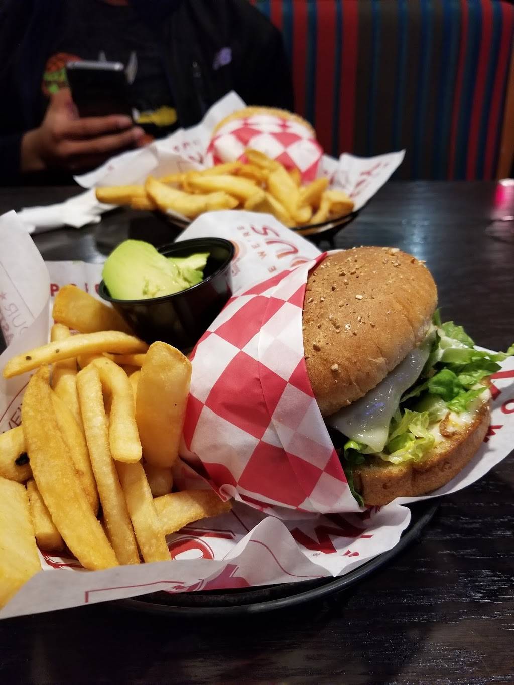 Red Robin Gourmet Burgers and Brews | restaurant | 31805 John R Rd, Madison Heights, MI 48071, USA | 2485775870 OR +1 248-577-5870