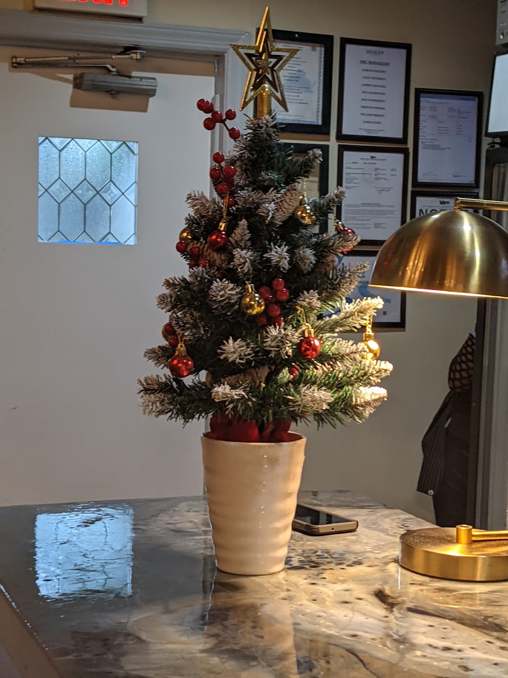 Henley On Grace | restaurant | 314 E Grace St, Richmond, VA 23219, USA | 8047839463 OR +1 804-783-9463