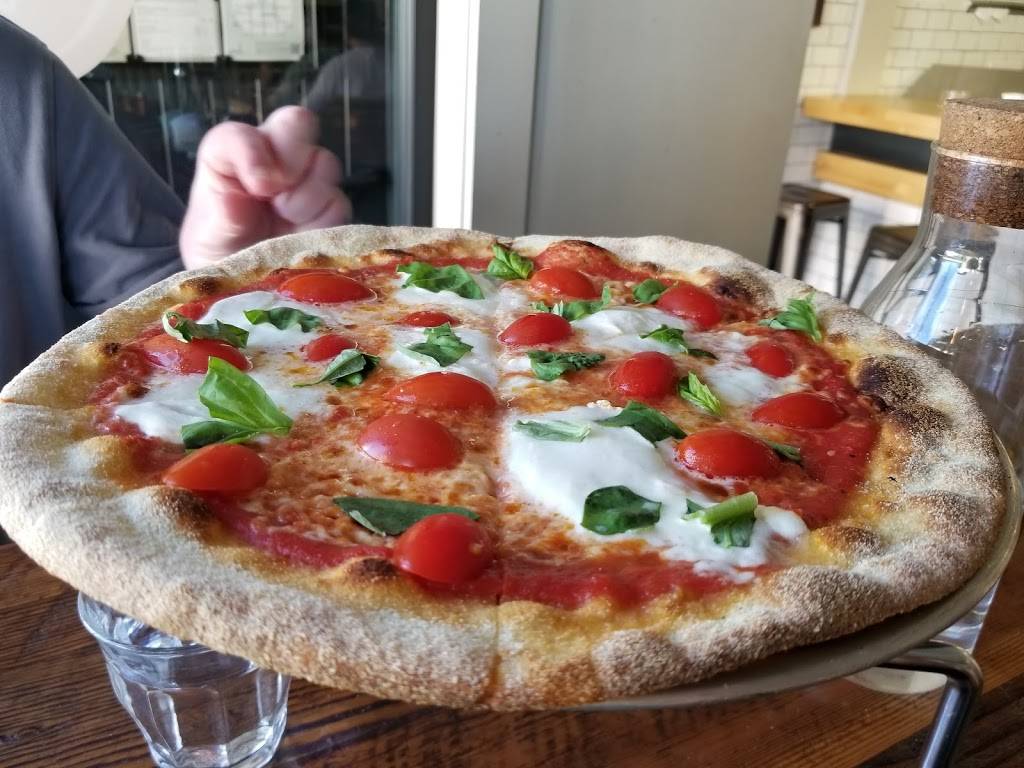 Sandrino Pizza & Vino | restaurant | 45 Caledonia St, Sausalito, CA 94965, USA | 4157299166 OR +1 415-729-9166