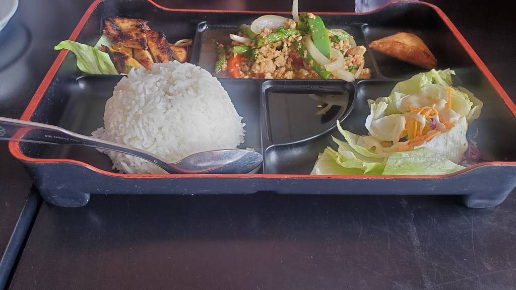 Sriracha Thai Cuisine | restaurant | 1319 9th Ave, San Francisco, CA 94122, USA | 4155647722 OR +1 415-564-7722