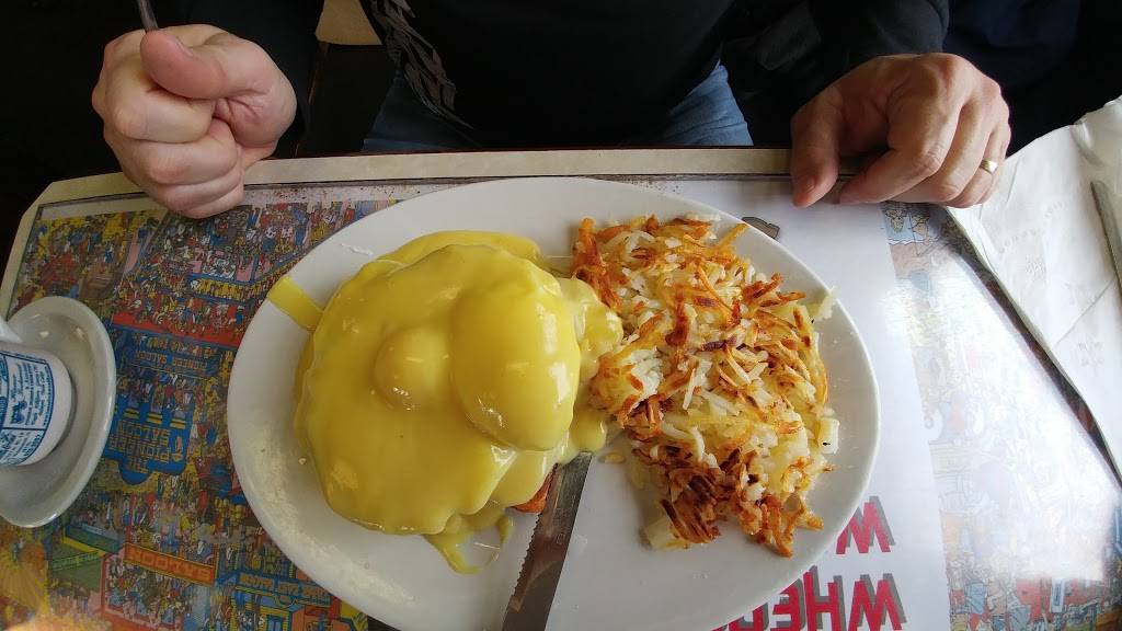 Cubby Hole | restaurant | 10713 N Main St, Richmond, IL 60071, USA | 8156784624 OR +1 815-678-4624