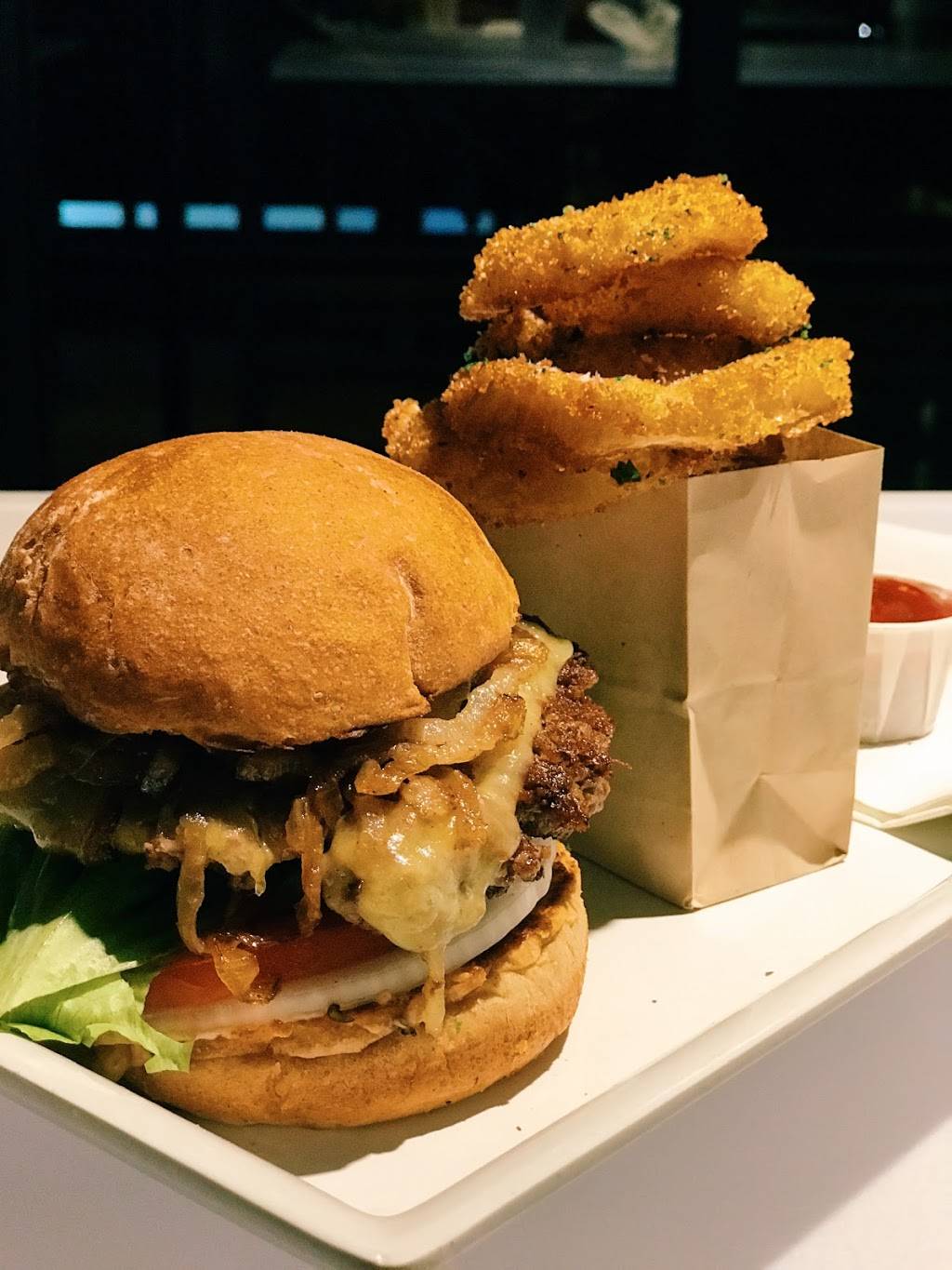 Burger Lounge | meal takeaway | 8539 Sunset Blvd, West Hollywood, CA 90069, USA | 3102899250 OR +1 310-289-9250