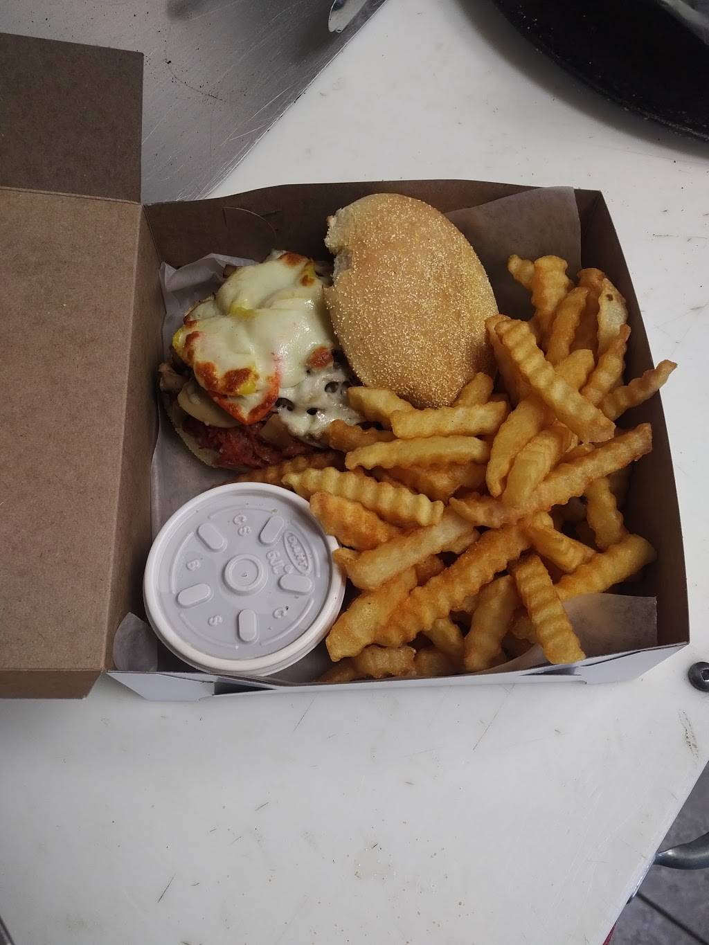 Bulls Eye Pizza East | restaurant | 214 Lauzon Rd, Windsor, ON N8S 3L6, Canada | 5199441221 OR +1 519-944-1221