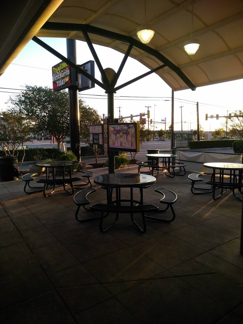 Sonic Drive-In | restaurant | 973 Bandera Rd, San Antonio, TX 78228, USA | 2104334370 OR +1 210-433-4370