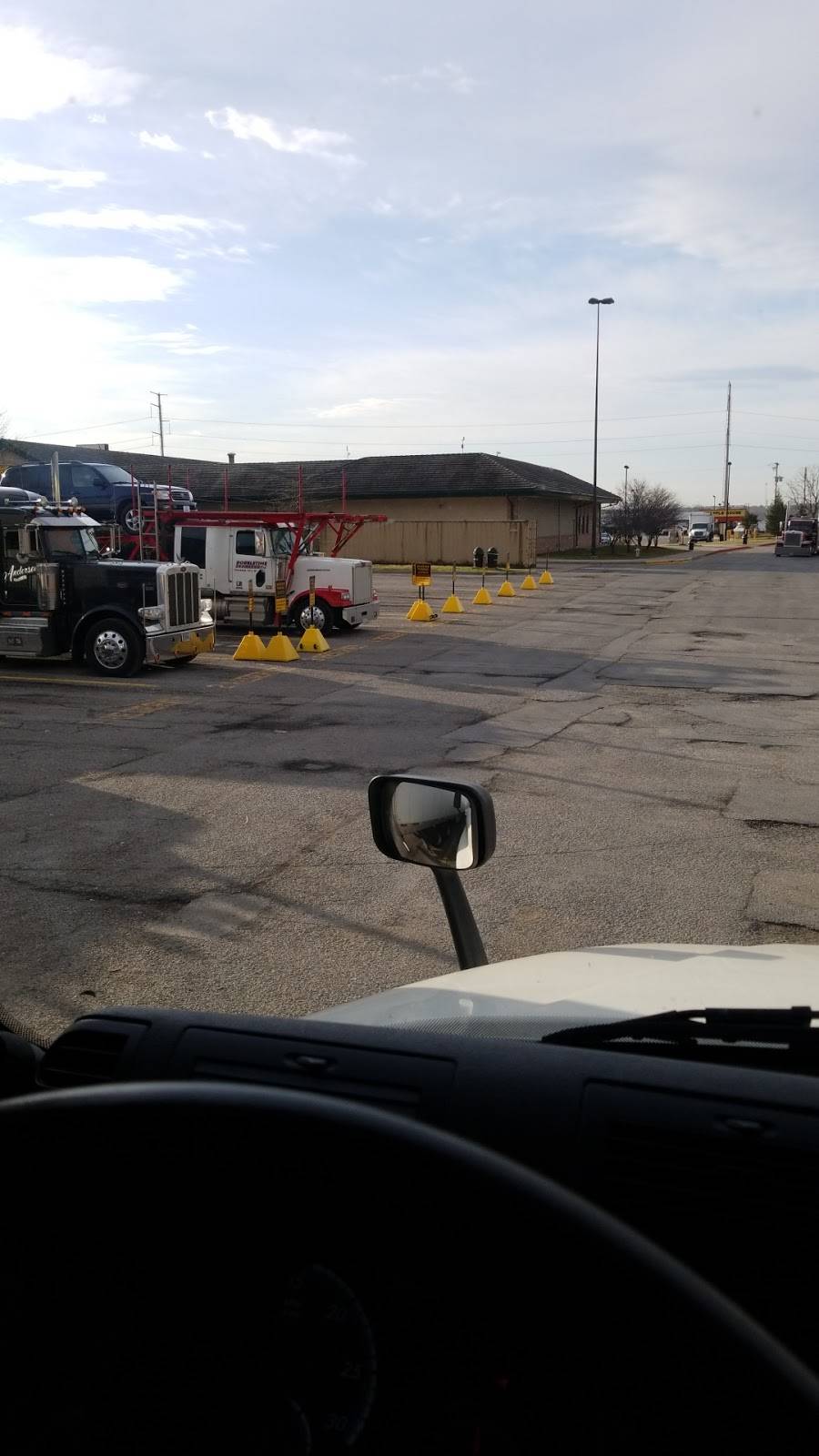 Flying J Travel Center | restaurant | 2226 N Main St, Hubbard, OH 44425, USA | 3305343774 OR +1 330-534-3774