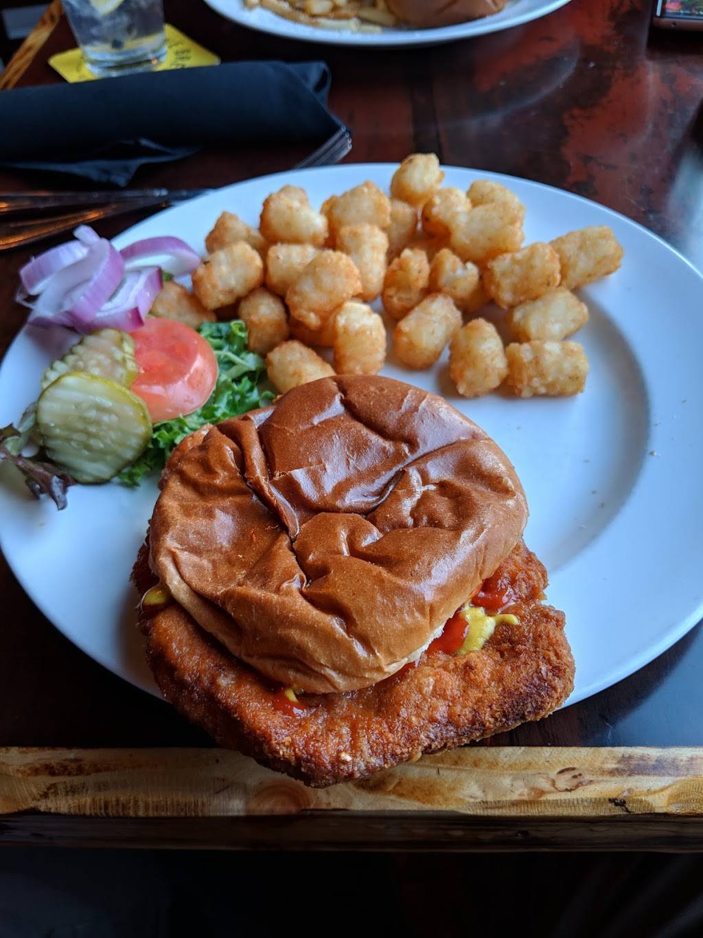 Angry Goldfish Pub & Eatery | restaurant | 2301 SW 9th St, Des Moines, IA 50315, USA | 5152882358 OR +1 515-288-2358