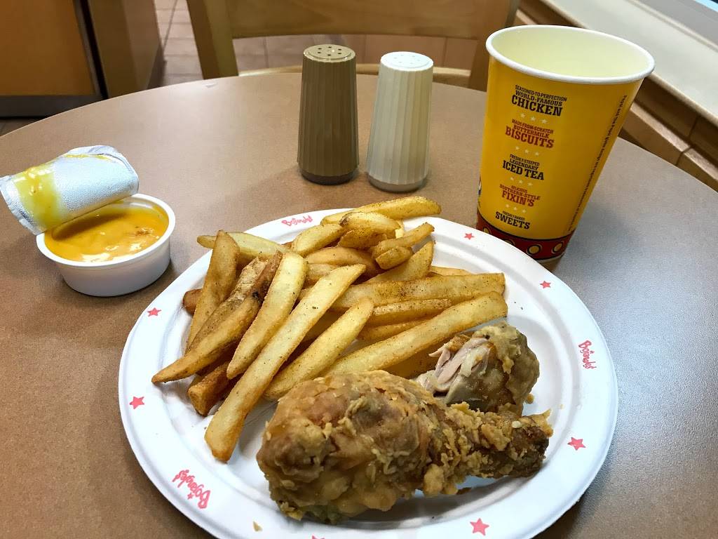 Bojangles Famous Chicken n Biscuits | restaurant | 2714 Chapman Hwy, Knoxville, TN 37920, USA | 8653375609 OR +1 865-337-5609