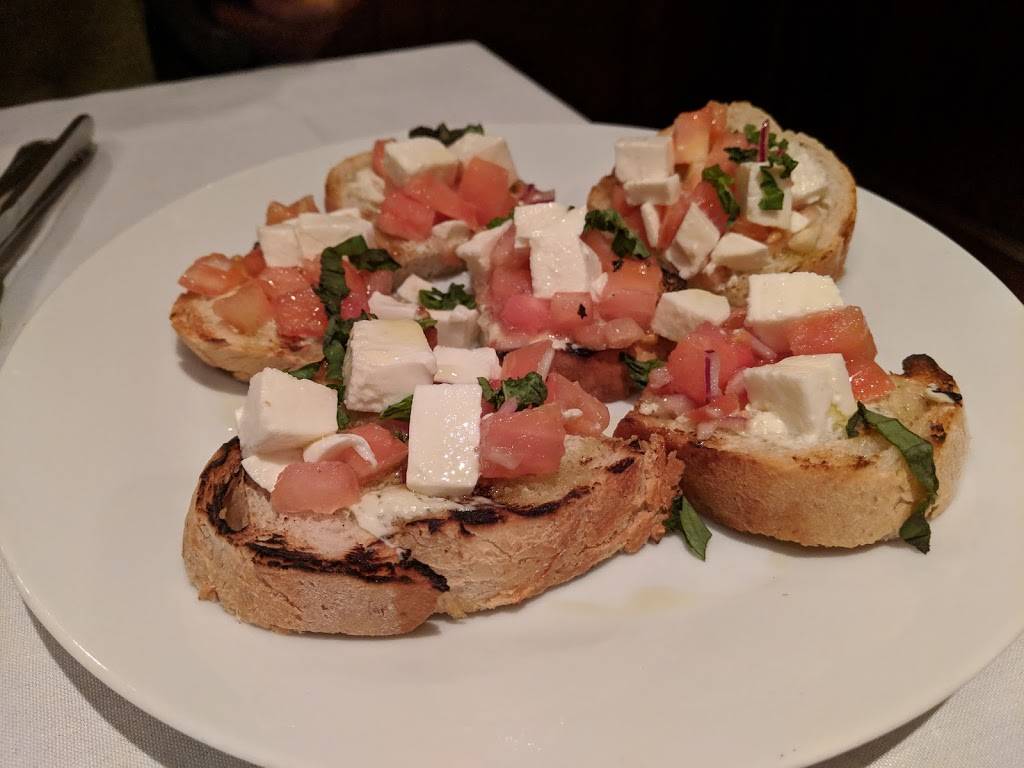 Avellinos Italian Restaurant | restaurant | 1813 Post Rd, Fairfield, CT 06824, USA | 2032541458 OR +1 203-254-1458