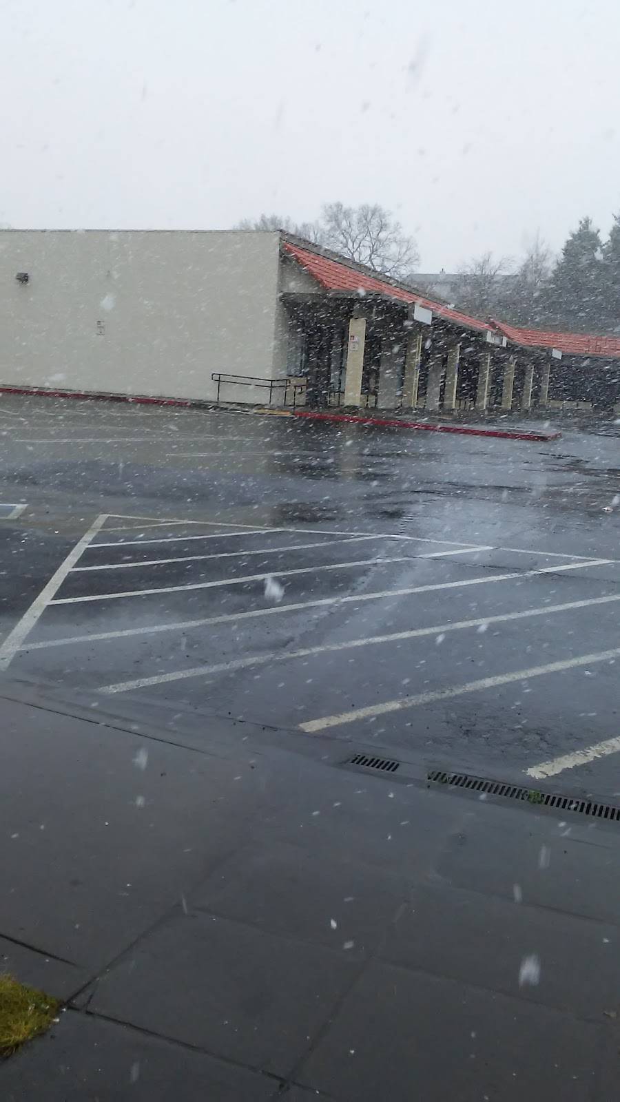 Round Table Pizza | meal takeaway | 821 Eleventh St, Lakeport, CA 95453, USA | 7072638110 OR +1 707-263-8110